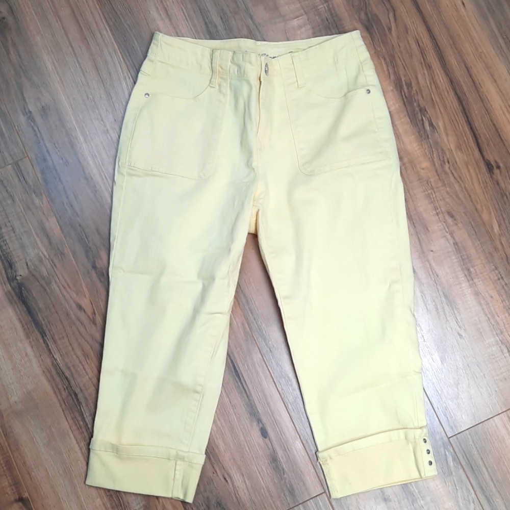 Gloria Vanderbilt Yellow 4P Capri Pants with cuffed bottoms